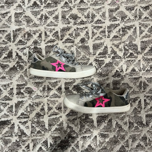 Time and Tru Sneakers - Picture 1 of 3